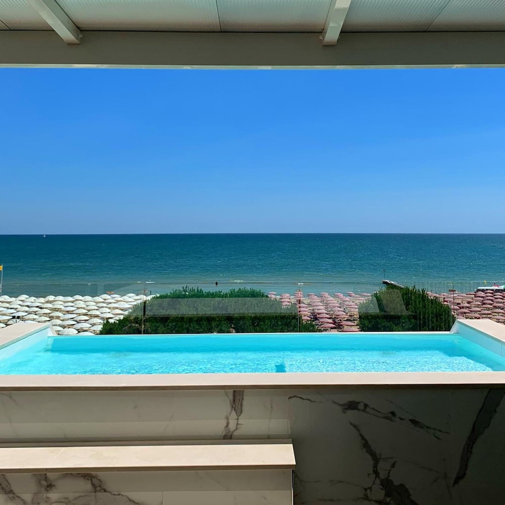 Park Hotel Cellini — Swimming pool in Jesolo, Veneto