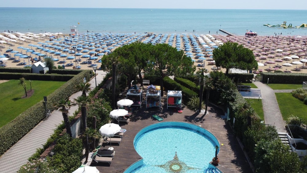 Park Hotel Cellini — Swimming pool in Jesolo, Veneto