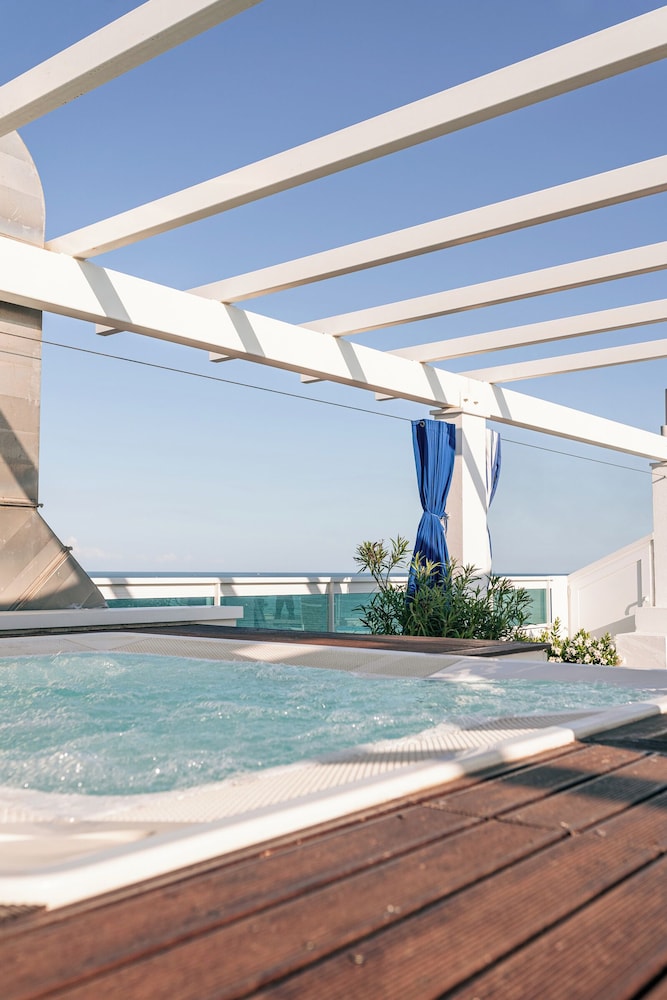 Hotel Orizzonte — Swimming pool in Jesolo, Veneto