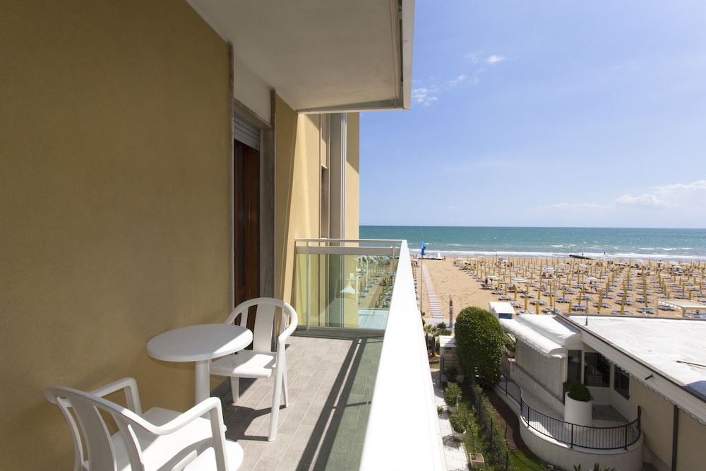 Hotel Orizzonte — Beach in Jesolo, Veneto