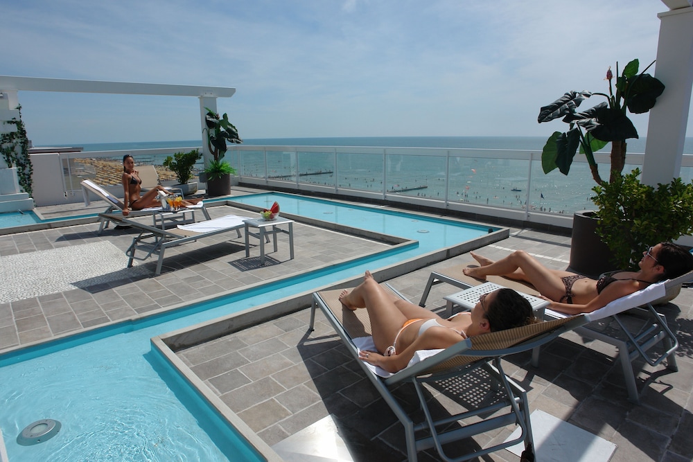 Hotel Orizzonte — Swimming pool in Jesolo, Veneto