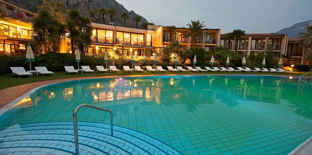 Park Hotel Imperial Centro Tao Natural Medical Spa — Swimming pool in Limone sul Garda, Lombardy