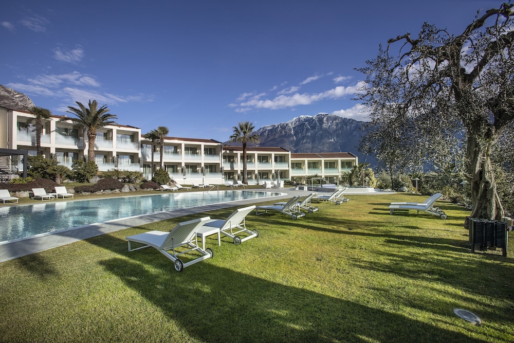 Park Hotel Imperial Centro Tao Natural Medical Spa — Swimming pool in Limone sul Garda, Lombardy