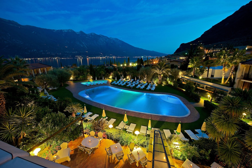 Park Hotel Imperial Centro Tao Natural Medical Spa — Swimming pool in Limone sul Garda, Lombardy