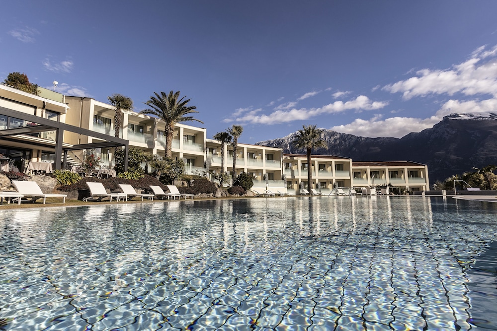 Park Hotel Imperial Centro Tao Natural Medical Spa — Swimming pool in Limone sul Garda, Lombardy