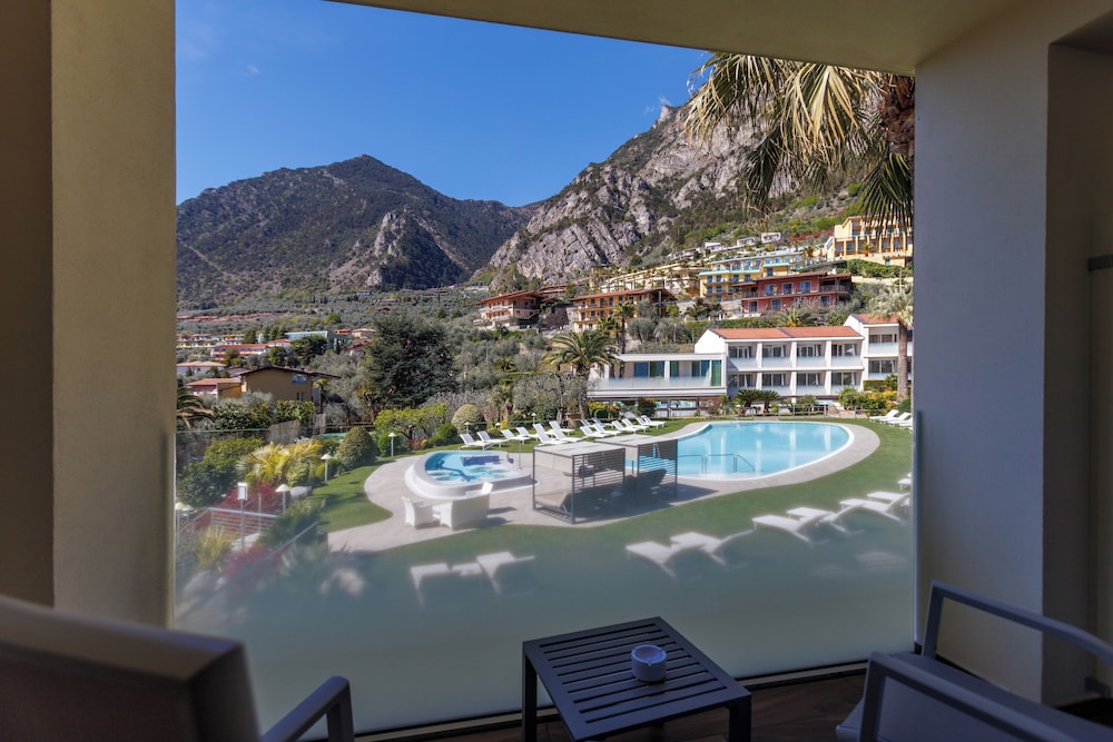 Park Hotel Imperial Centro Tao Natural Medical Spa — Swimming pool in Limone sul Garda, Lombardy