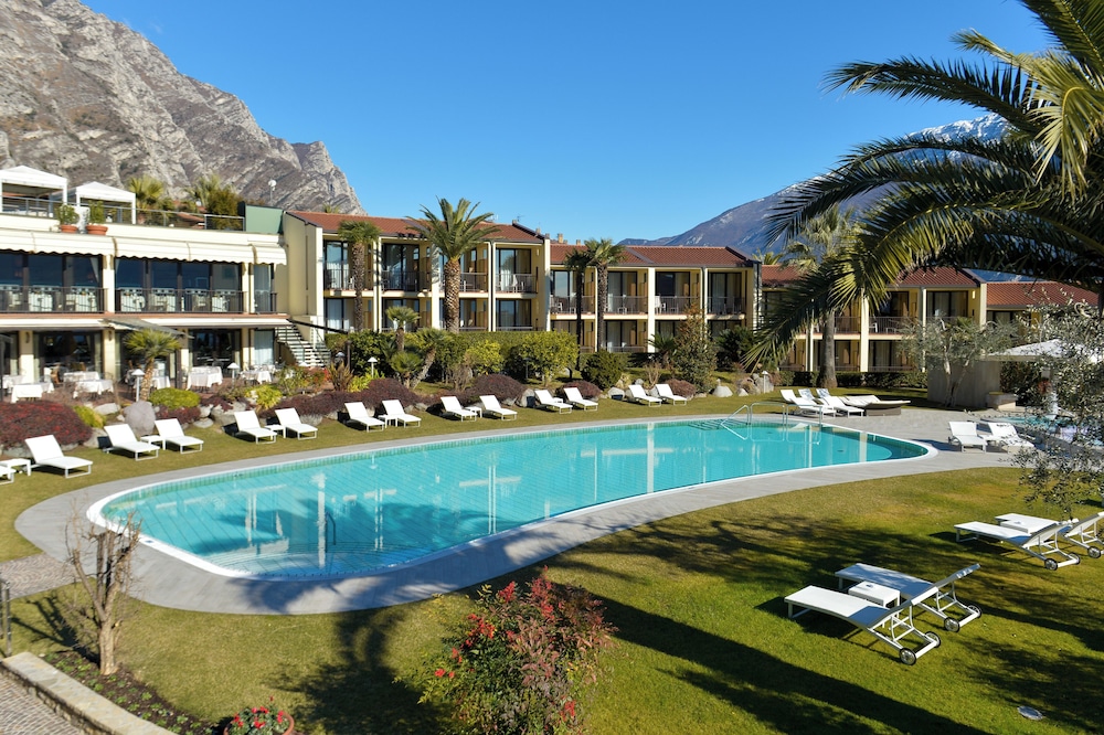 Park Hotel Imperial Centro Tao Natural Medical Spa — Swimming pool in Limone sul Garda, Lombardy