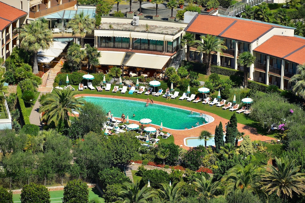 Park Hotel Imperial Centro Tao Natural Medical Spa — Swimming pool in Limone sul Garda, Lombardy