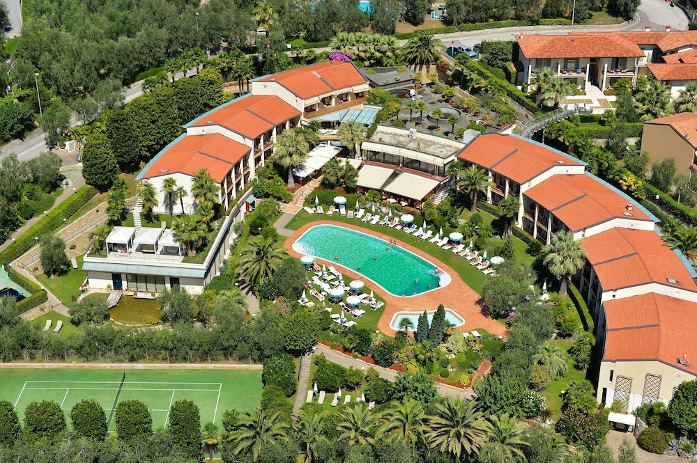 Park Hotel Imperial Centro Tao Natural Medical Spa — Swimming pool in Limone sul Garda, Lombardy