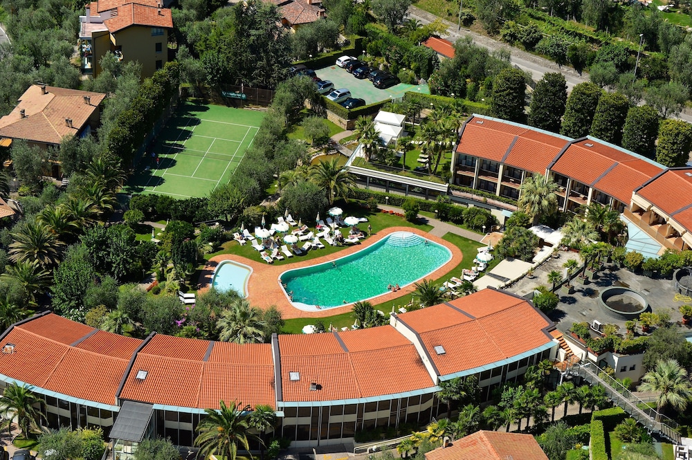 Park Hotel Imperial Centro Tao Natural Medical Spa — Swimming pool in Limone sul Garda, Lombardy