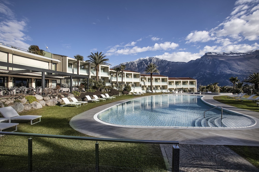 Park Hotel Imperial Centro Tao Natural Medical Spa — Swimming pool in Limone sul Garda, Lombardy