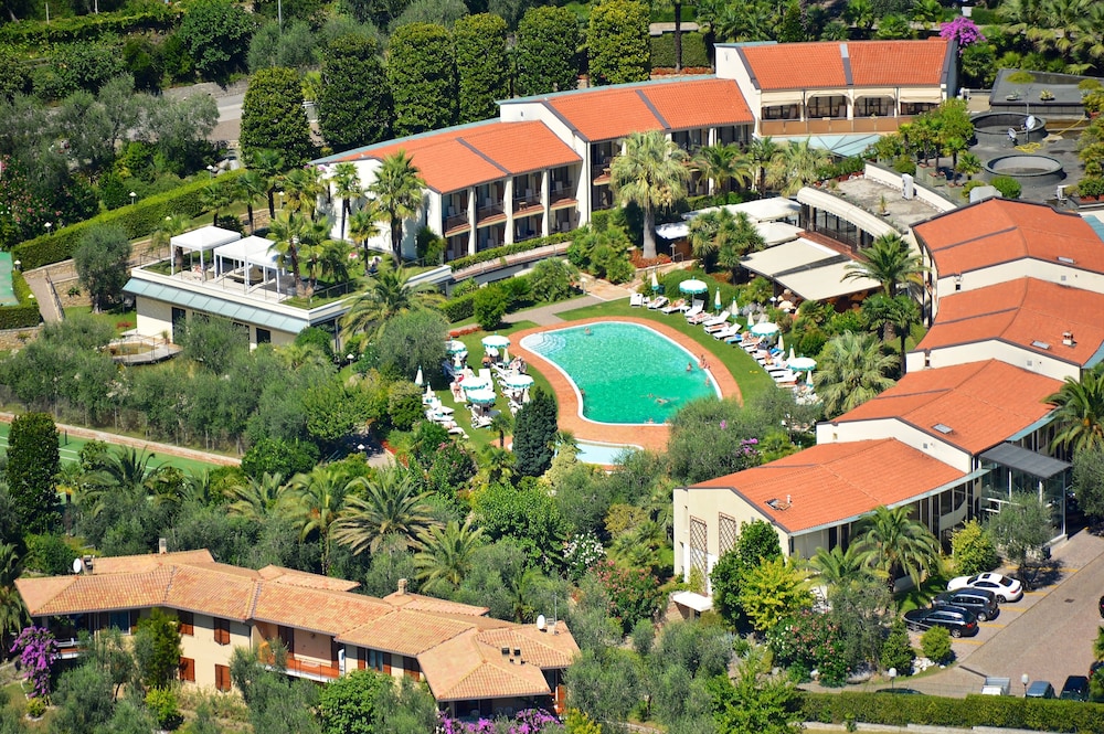 Park Hotel Imperial Centro Tao Natural Medical Spa — Swimming pool in Limone sul Garda, Lombardy