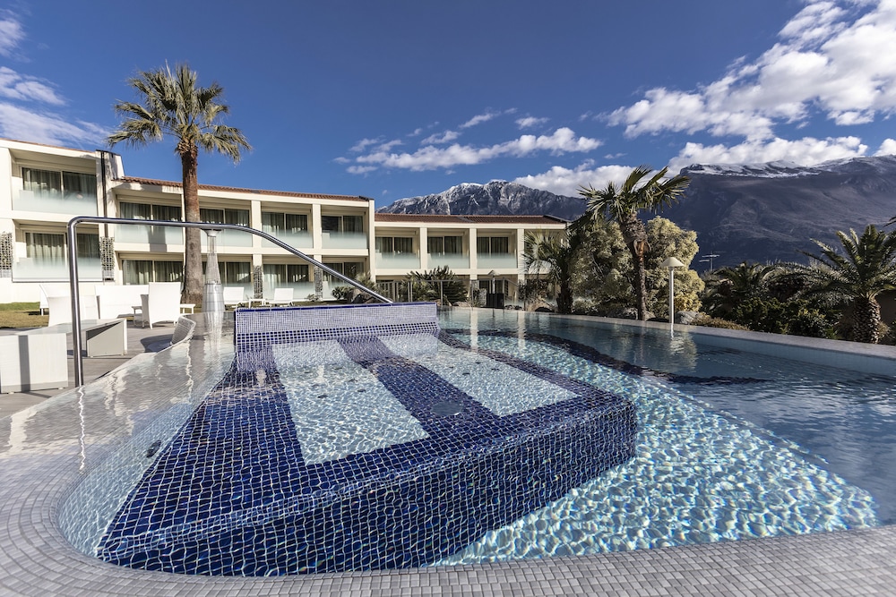 Park Hotel Imperial Centro Tao Natural Medical Spa — Swimming pool in Limone sul Garda, Lombardy