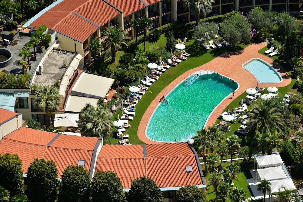 Park Hotel Imperial Centro Tao Natural Medical Spa — Swimming pool in Limone sul Garda, Lombardy