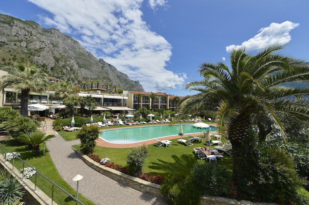 Park Hotel Imperial Centro Tao Natural Medical Spa — Swimming pool in Limone sul Garda, Lombardy