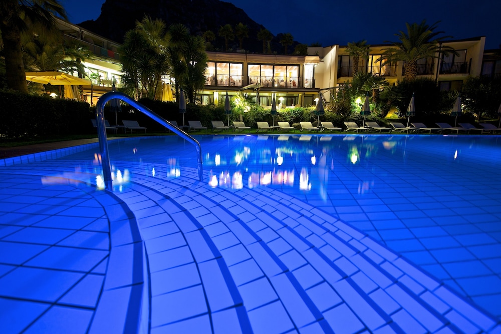Park Hotel Imperial Centro Tao Natural Medical Spa — Swimming pool in Limone sul Garda, Lombardy