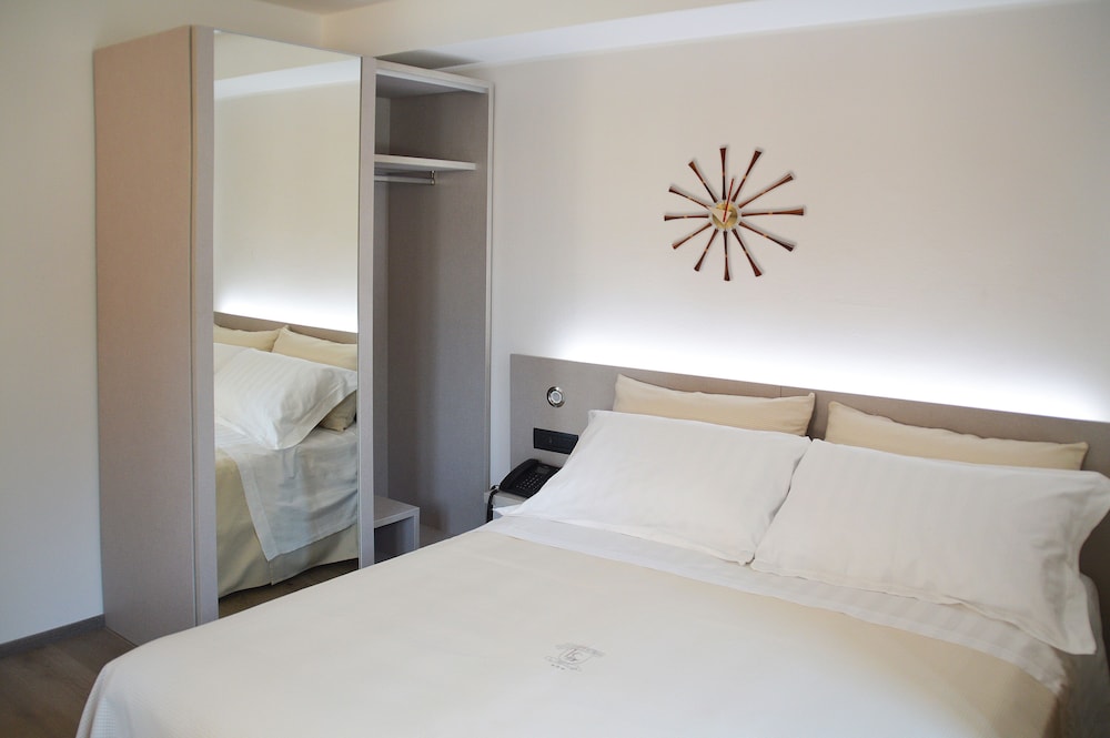Il Loggiato dei Serviti — Hotel rooms in Como, Lombardy