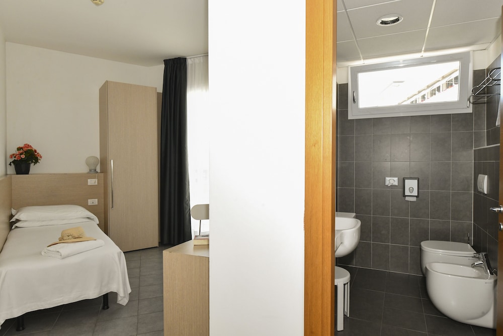 Hotel Eden — Hotel rooms in Jesolo, Veneto