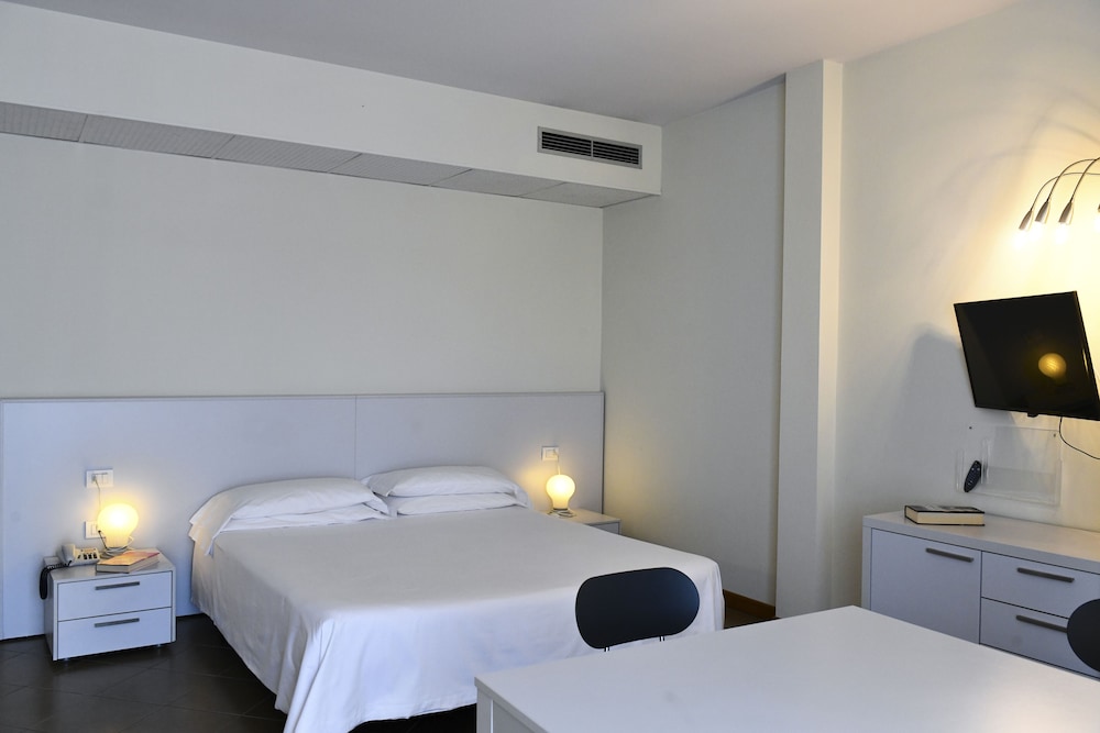 Hotel Eden — Hotel rooms in Jesolo, Veneto