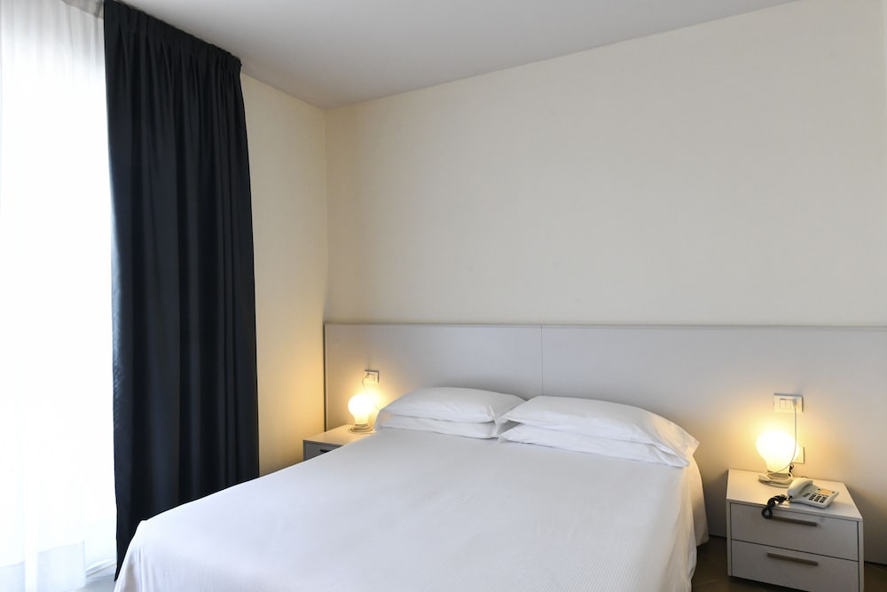 Hotel Eden — Hotel rooms in Jesolo, Veneto