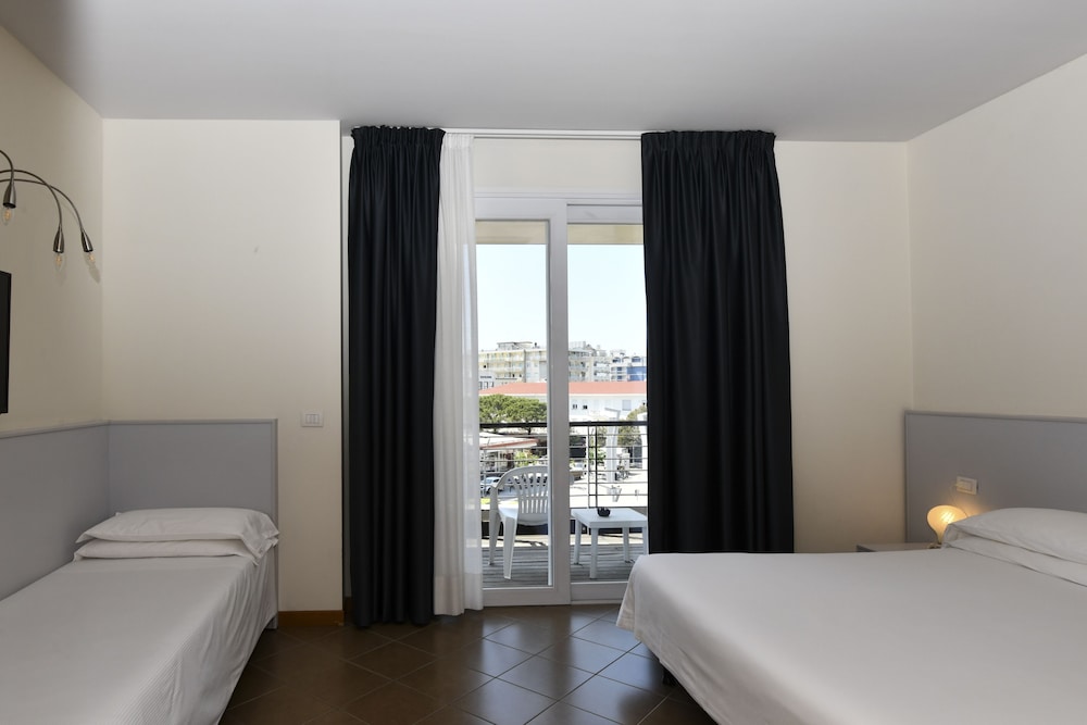Hotel Eden — Hotel rooms in Jesolo, Veneto
