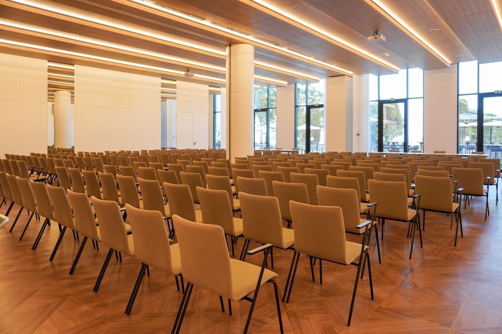 Ensana Aquahouse Health Spa Hotel — Hotel building in Varna, Varna Region