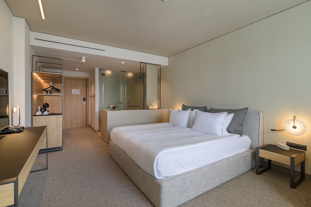 Ensana Aquahouse Health Spa Hotel — Hotel rooms in Varna, Varna Region