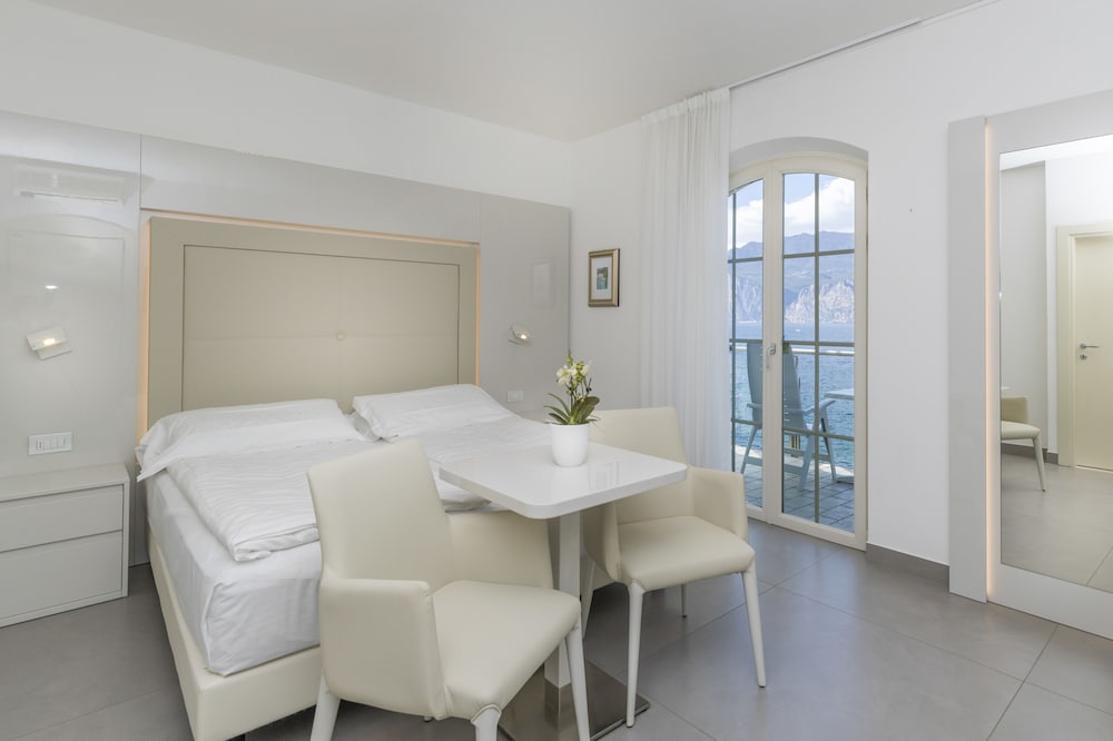 Hotel Vega — Hotel rooms in Malcesine, Veneto