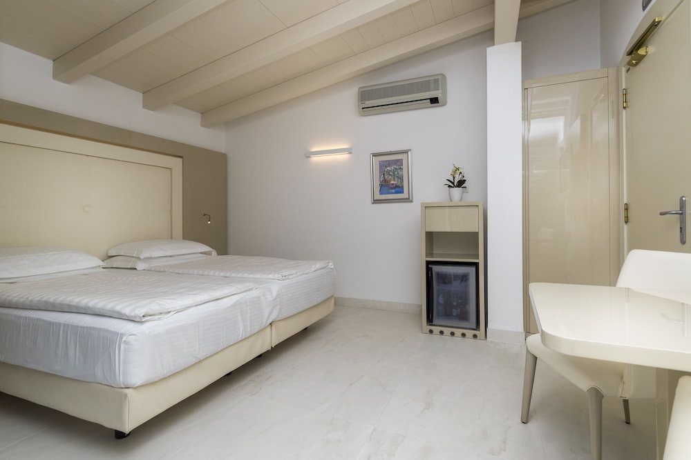 Hotel Vega — Hotel rooms in Malcesine, Veneto