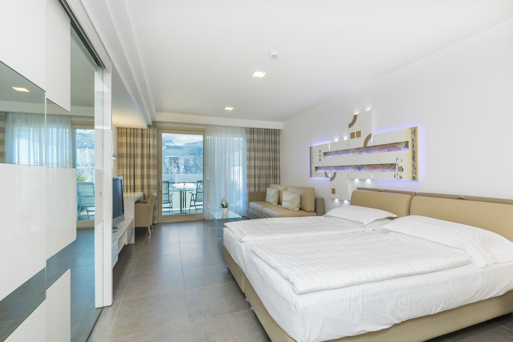 Hotel Vega — Hotel rooms in Malcesine, Veneto