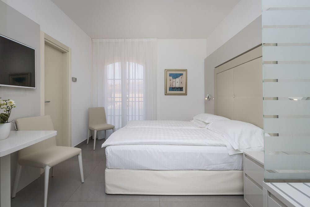 Hotel Vega — Hotel rooms in Malcesine, Veneto