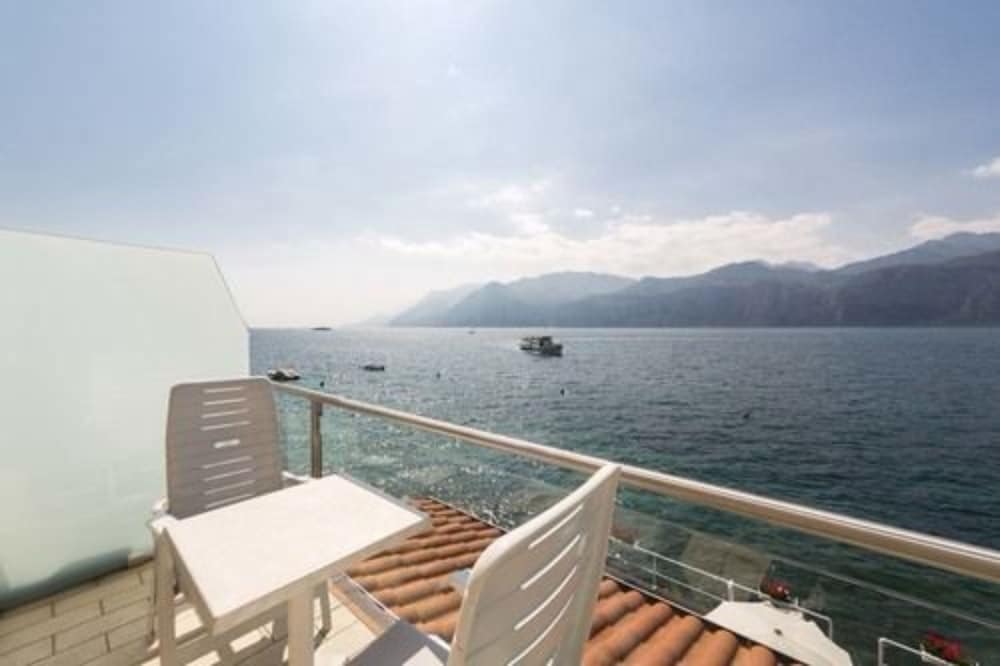 Hotel Vega — Hotel rooms in Malcesine, Veneto