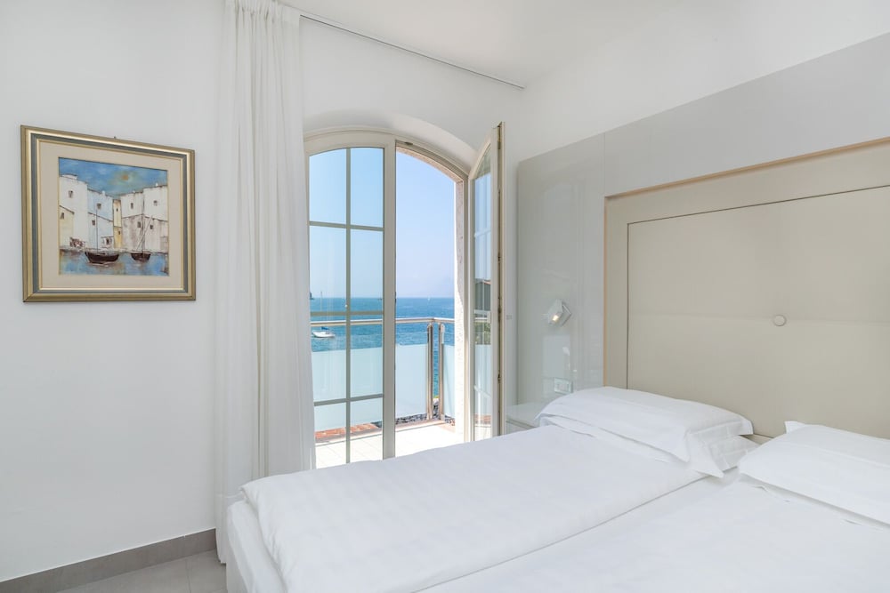 Hotel Vega — Hotel rooms in Malcesine, Veneto
