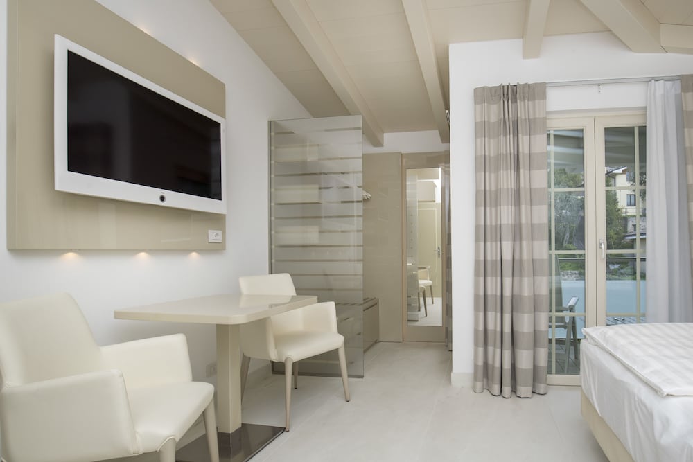 Hotel Vega — Hotel rooms in Malcesine, Veneto