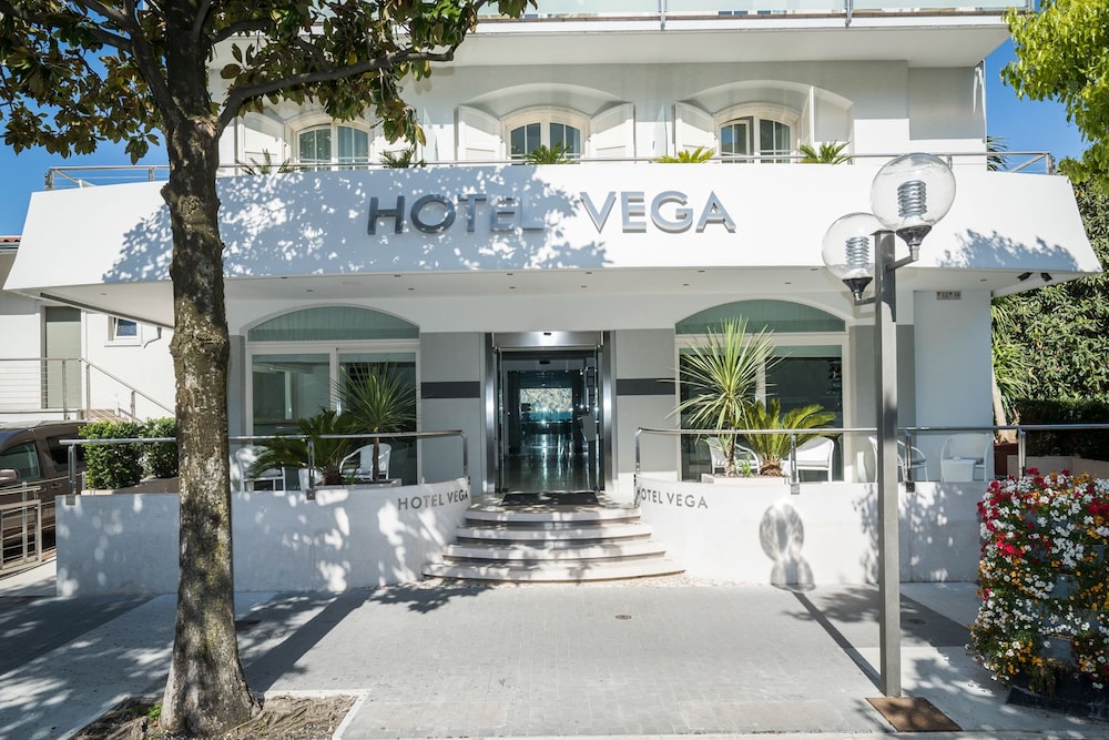 Hotel Vega — Hotel building in Malcesine, Veneto