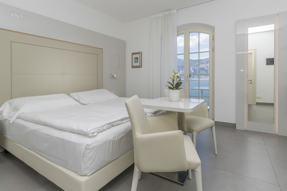 Hotel Vega — Hotel rooms in Malcesine, Veneto