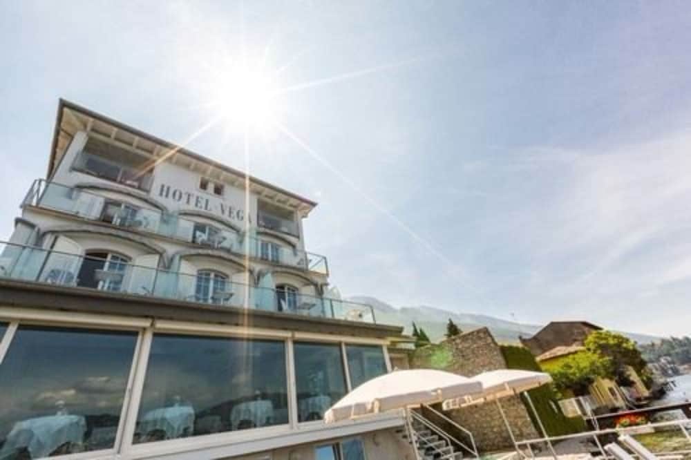 Hotel Vega — Hotel building in Malcesine, Veneto