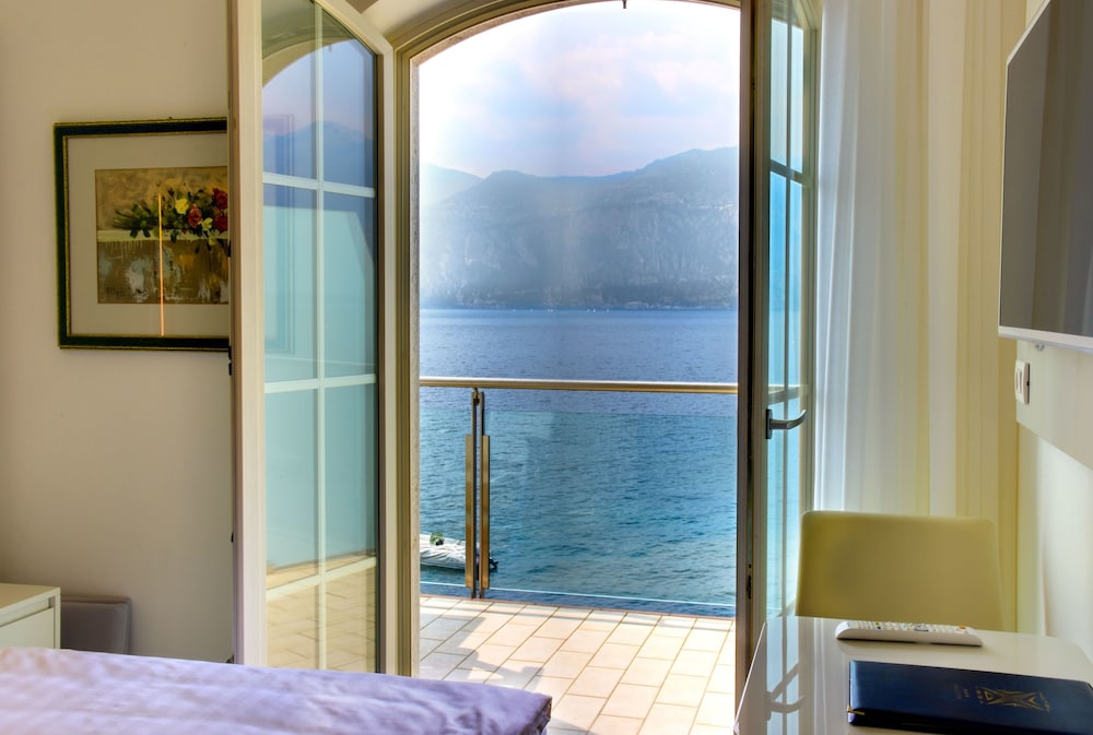 Hotel Vega — Hotel rooms in Malcesine, Veneto