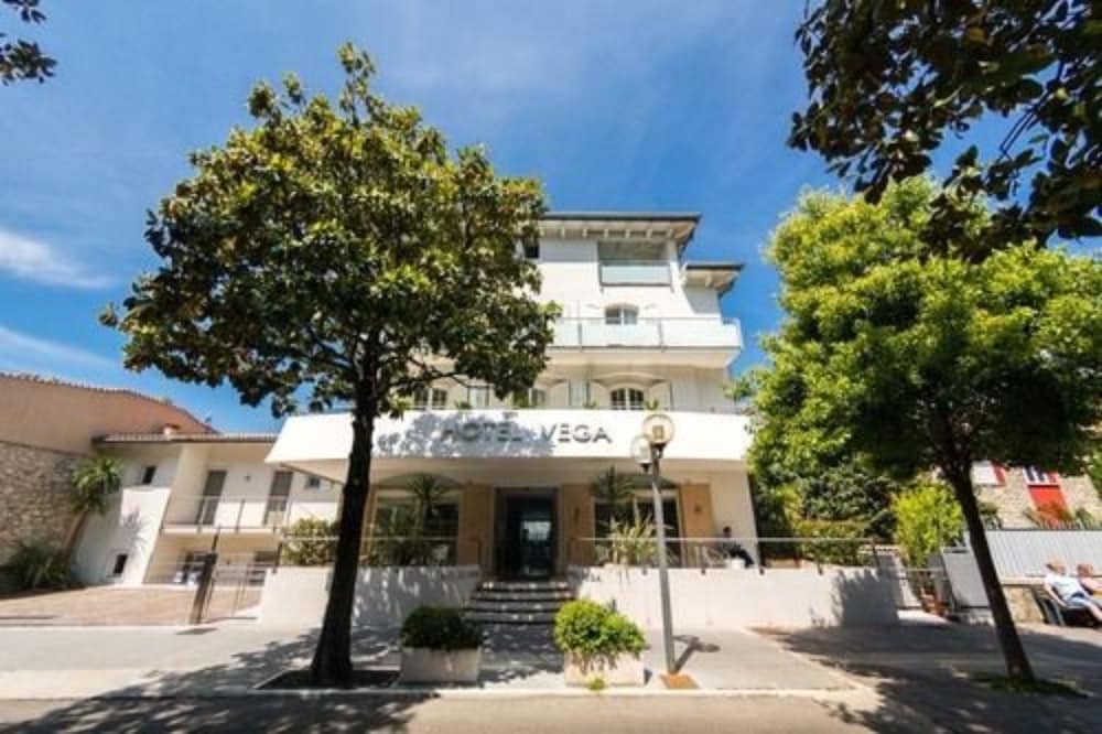 Hotel Vega — Hotel building in Malcesine, Veneto