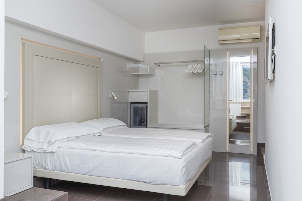 Hotel Vega — Hotel rooms in Malcesine, Veneto