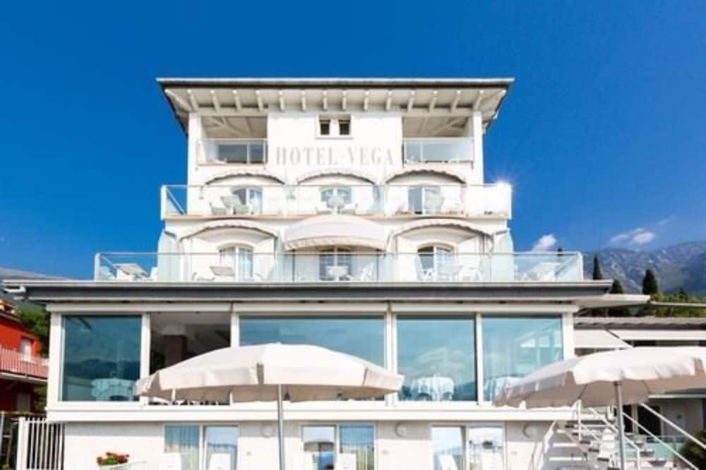Hotel Vega — Hotel building in Malcesine, Veneto