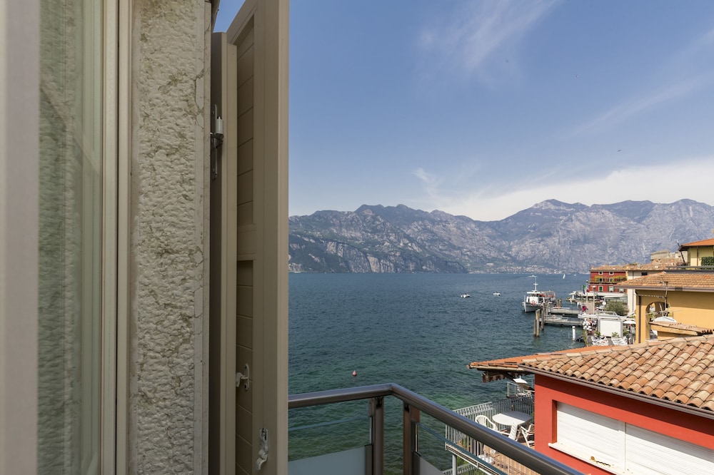 Hotel Vega — Hotel rooms in Malcesine, Veneto