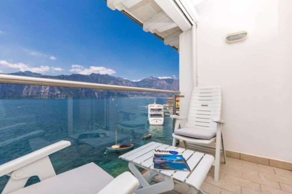 Hotel Vega — Hotel rooms in Malcesine, Veneto