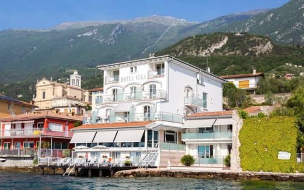 Hotel Vega — Hotel building in Malcesine, Veneto