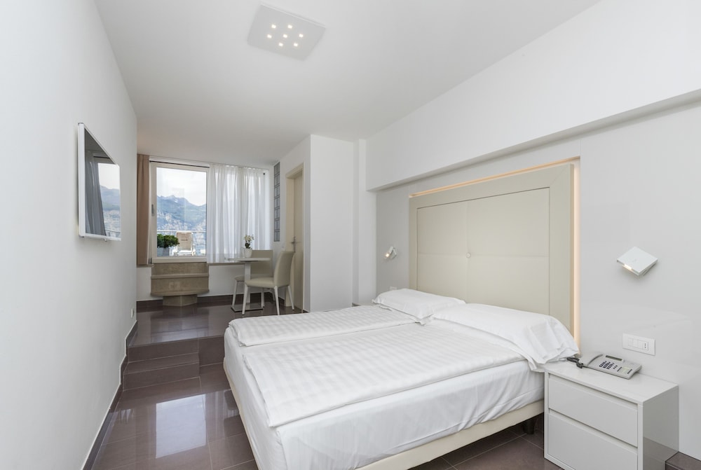 Hotel Vega — Hotel rooms in Malcesine, Veneto