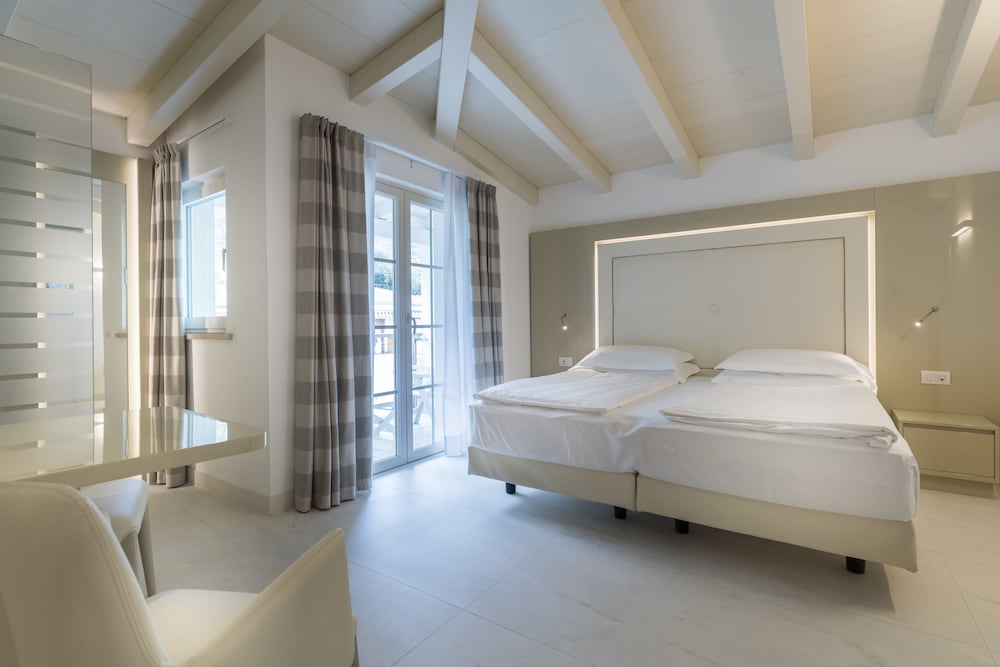 Hotel Vega — Hotel rooms in Malcesine, Veneto