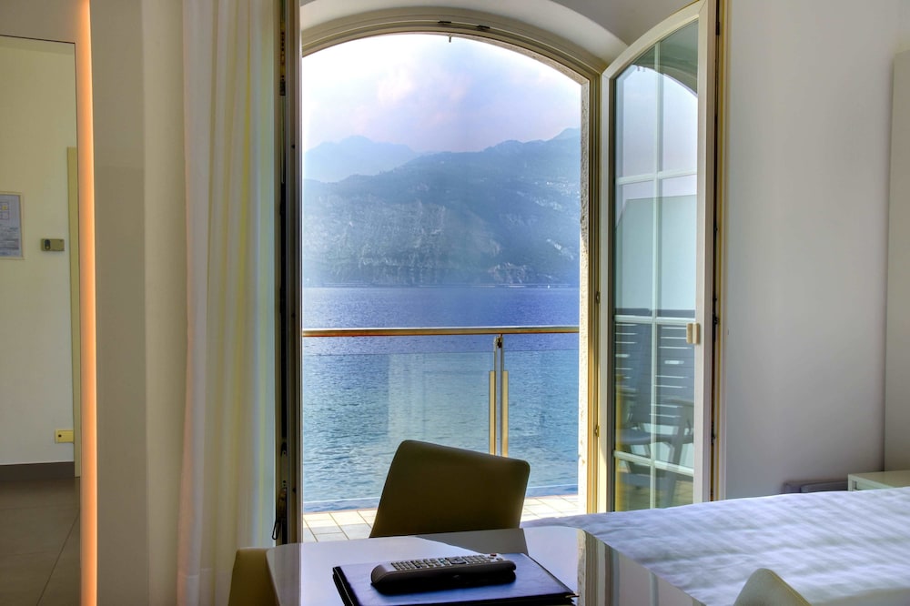 Hotel Vega — Hotel rooms in Malcesine, Veneto