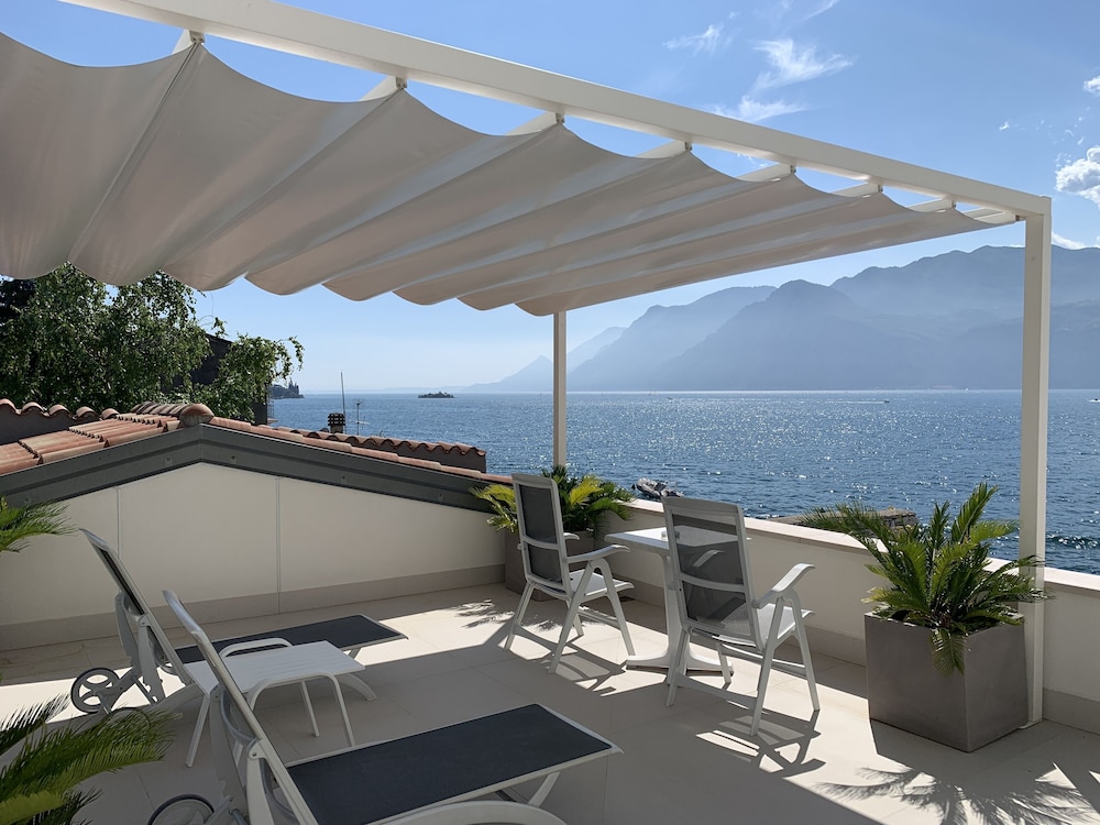 Hotel Vega — Hotel rooms in Malcesine, Veneto