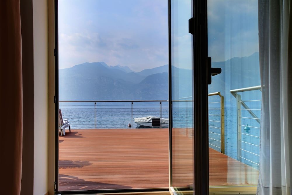 Hotel Vega — Hotel rooms in Malcesine, Veneto