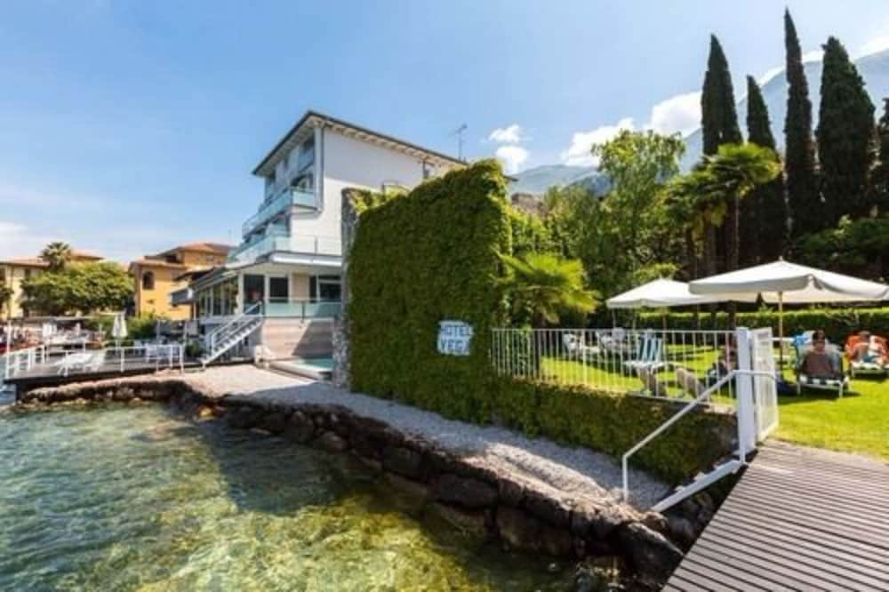 Hotel Vega — Hotel building in Malcesine, Veneto
